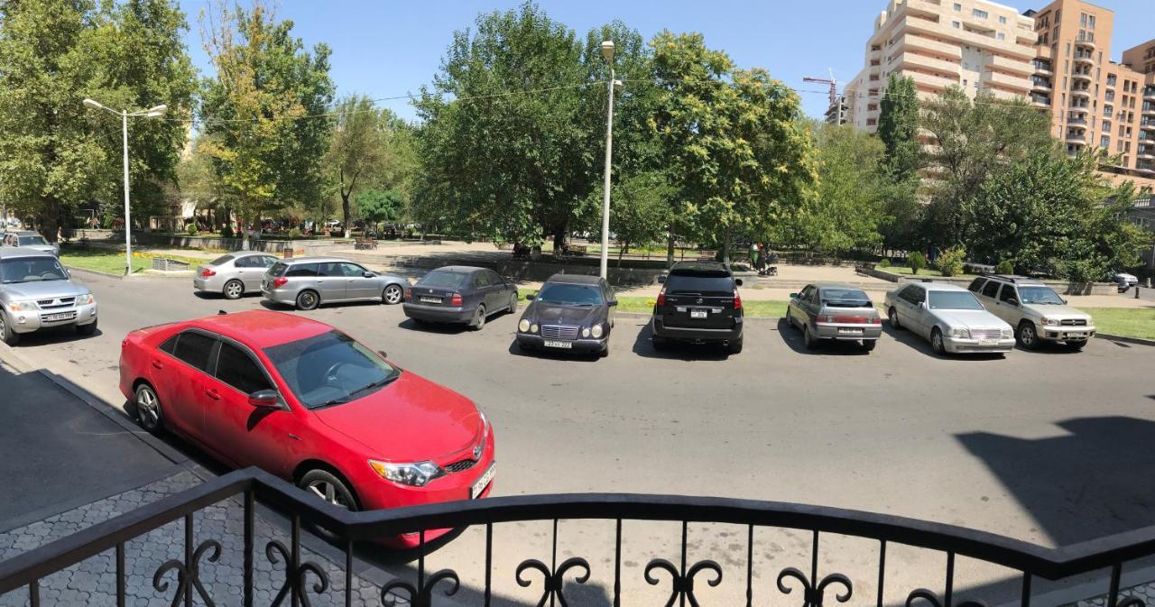 Apartment By Family Hotel Erevan Esterno foto