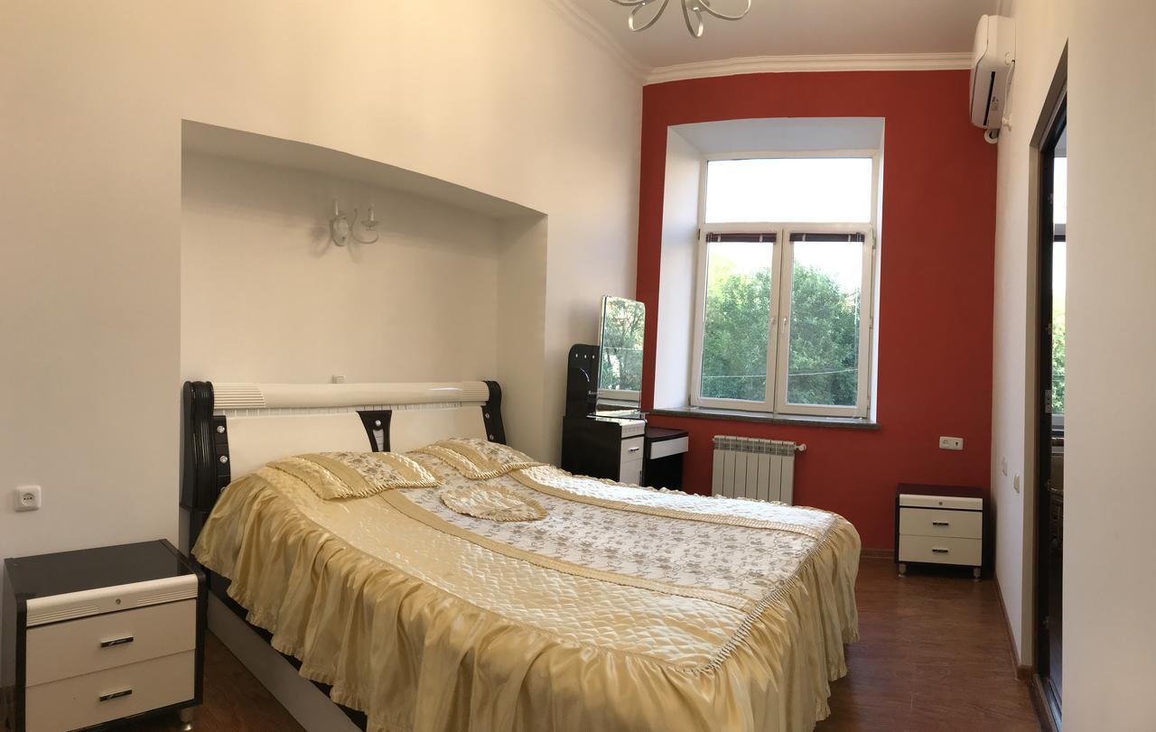 Apartment By Family Hotel Erevan Esterno foto
