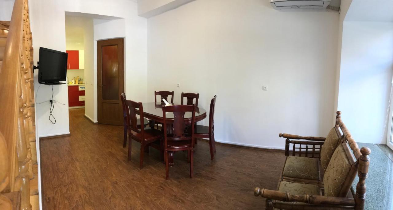 Apartment By Family Hotel Erevan Esterno foto