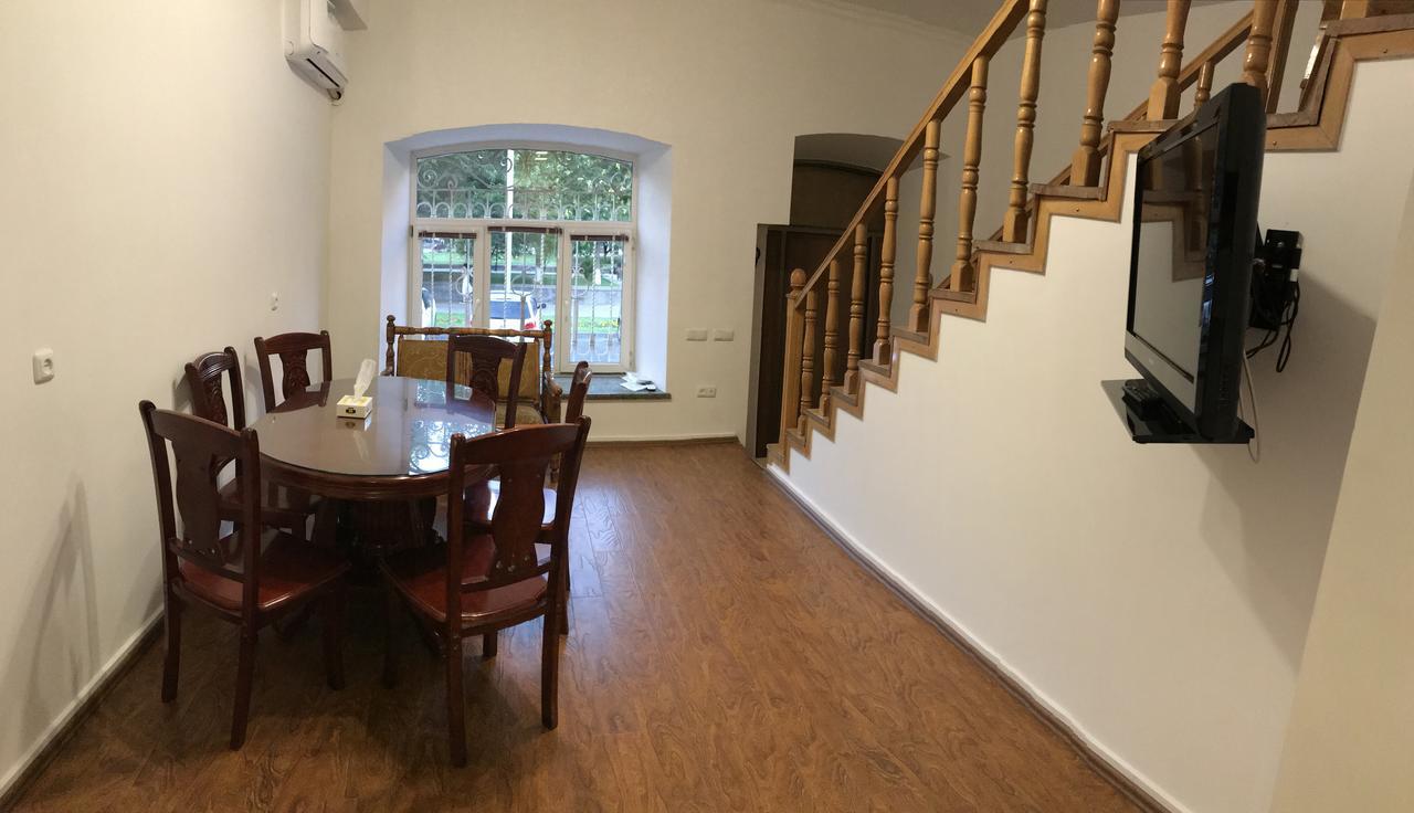Apartment By Family Hotel Erevan Esterno foto